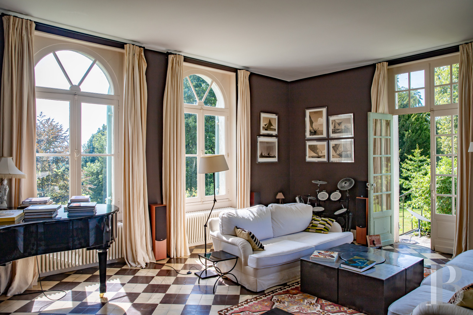 Dans le Perche, au nord-est de Bellême, une maison des 18e et 19e siècle au milieu de grands arbres  - photo  n°14